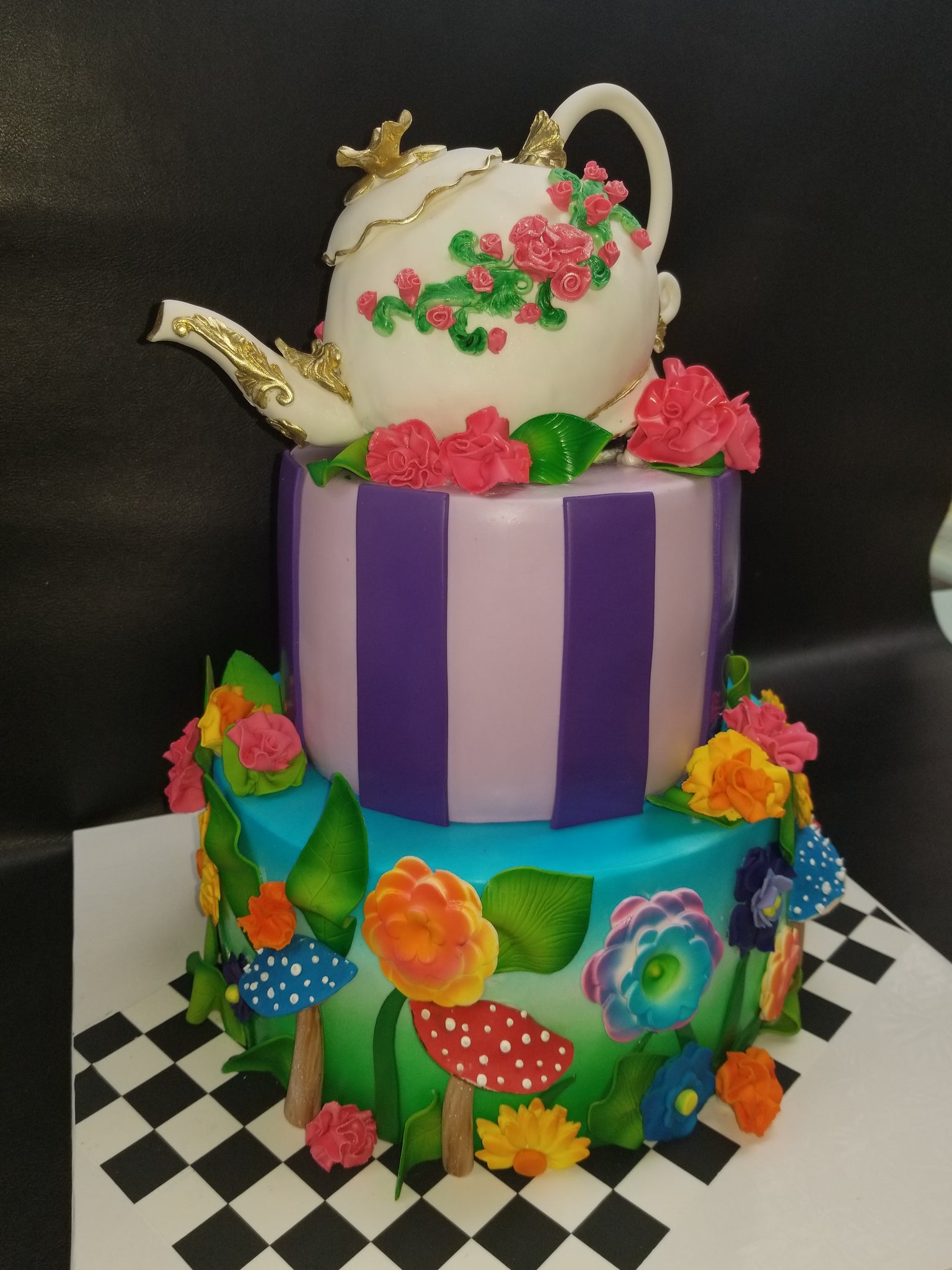 Alice in wonderland style cake CS0284