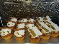 Marijuana leaf cake and cupcakes CS0297
