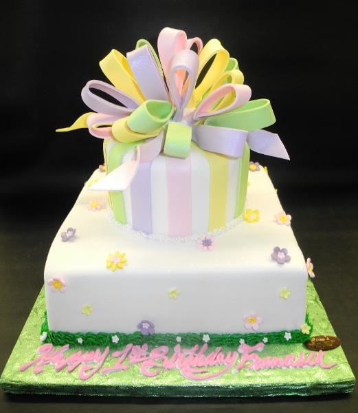 Premium PSD | Wedding cake with pastel color icing on a white cake