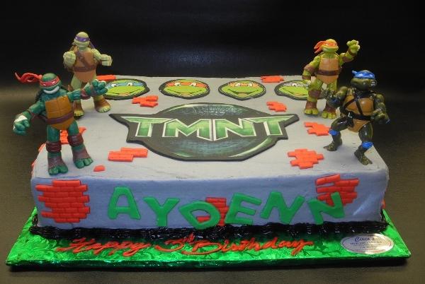Ninja Turtle Icing Cake with toys