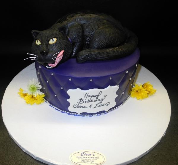 Cat on top of Fondant Cake