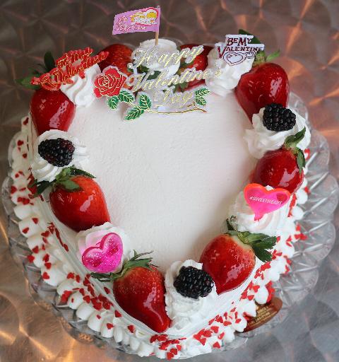 Heart 8" W/Straw cake  -